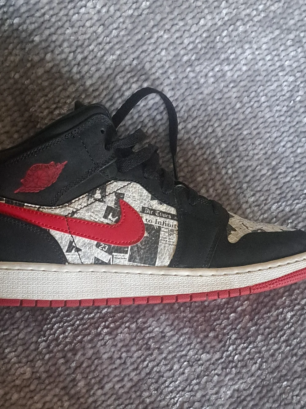 Jordan 1 Se Mid Nespaper Young Black and Red Low-Top Sneakers